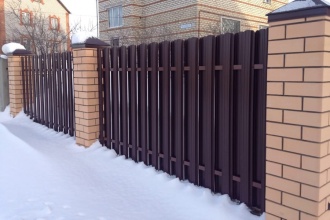 Забор из евроштакетника в шахматном порядке 30 метров фото в Малино