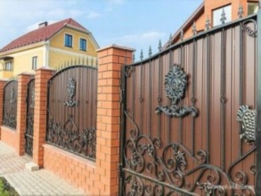 Кирпичный забор с ковкой  150 метров фото в Малино