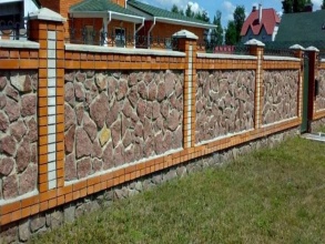 Кирпичный забор с камнем 12 метров фото в Малино
