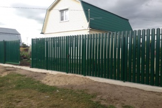 Забор из евроштакетника на ленточном фундаменте 70 метров фото в Малино