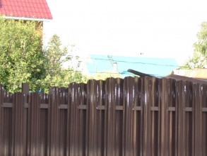 Забор из евроштакетника на ленточном фундаменте 10 метров фото в Малино